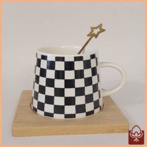 ماگ سرامیکی چکربورد طرح شطرنج – همراه قاشق طرح ستاره و زیرلیوانی چوبی | ماگ خاص و دکوراتیو
