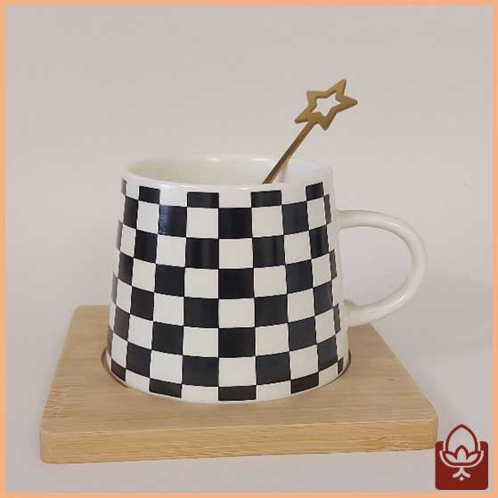 ماگ سرامیکی چکربورد طرح شطرنج – همراه قاشق طرح ستاره و زیرلیوانی چوبی | ماگ خاص و دکوراتیو