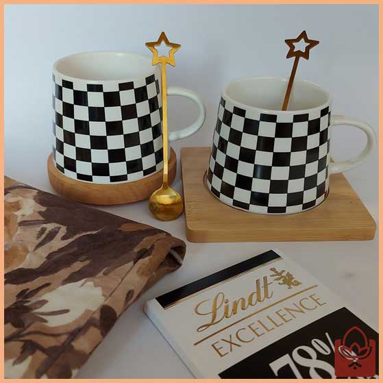 ماگ سرامیکی چکربورد طرح شطرنج – همراه قاشق طرح ستاره و زیرلیوانی چوبی | ماگ خاص و دکوراتیو