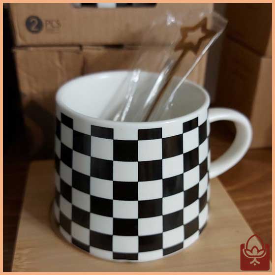 ماگ سرامیکی چکربورد طرح شطرنج – همراه قاشق طرح ستاره و زیرلیوانی چوبی | ماگ خاص و دکوراتیو