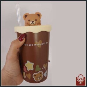 ماگ فانتزی خرسی مدل FM-101 – دارای درپوش سیلیکونی و نی شیشه‌ای